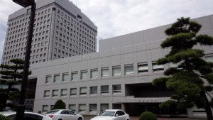 議会棟の前に臨時駐車