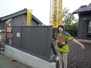 京町通りを説明の佐渡市職員の山口さん