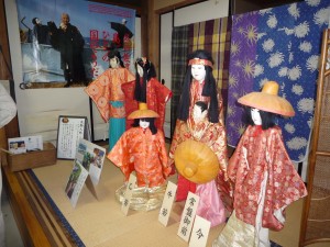 ギャラリー内には文弥人形や竹細工も