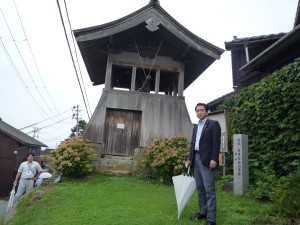 今も地元住民が時を突く鐘楼