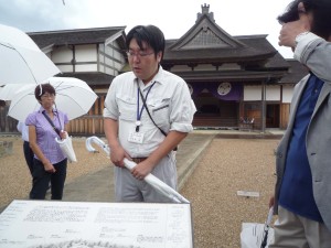 佐渡奉行所跡説明の佐渡市職員の宇佐美氏