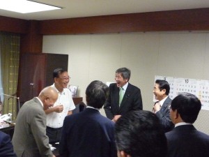 和やかな雰囲気で谷垣幹事長へも