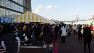 開会前から大勢の人が詰め掛けてました