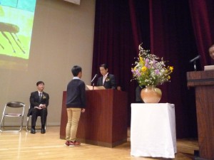 ＭＯＡ美術館奨励賞賞状及び記念品授与