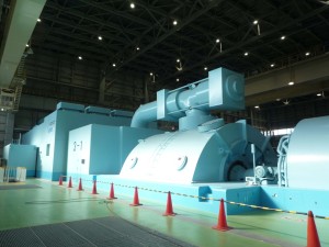 発電建屋内の発電タービン