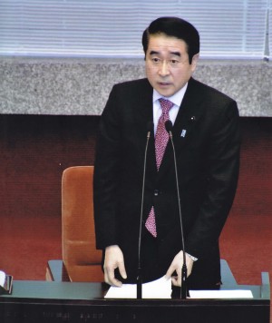 厳しく追及(日報紙)の様子