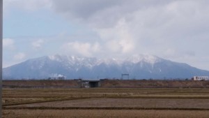 弥彦山にはまだ雪が