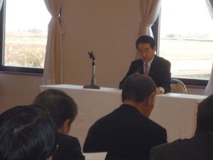 先例により議長を務めました