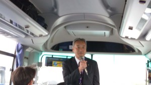 雨のためバス内で説明