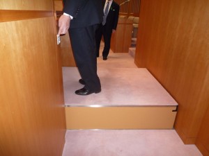 本会議場の円台の足元は電動で上下仕様