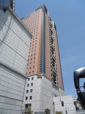 見上げる県庁行政棟