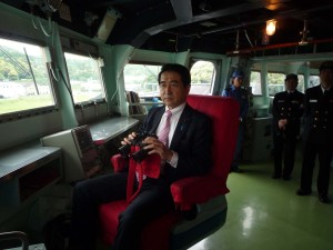 艦橋の艦長の椅子に掛けて