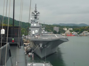 後ろにはヘリ空母ひゅうが