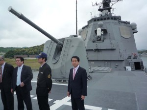 デッキ前部にて(後ろは１２７㎜速射砲)