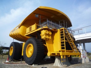 日本で一台の３００トンダンプ