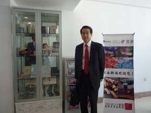 事務所内の新潟物産展示コーナー