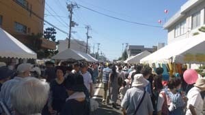 大変な人出の青空即売会