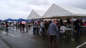 ステージ前の飲食休憩テント