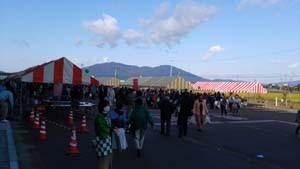 多くののブースに大勢の住民が