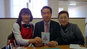 レカンフラワー教室の先生(左)と生徒さん