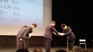 救出署名簿を加藤大臣に