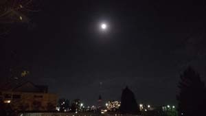 1日遅れのスーパームーンがはっきりと