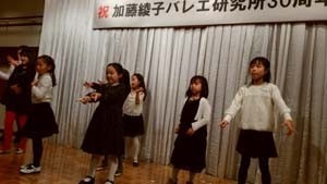 教室の子供たちのパフオマンス