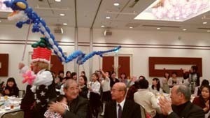 会場内を練り歩き