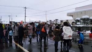 飲食コーナーの人だかり