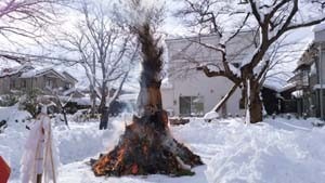 燃え上がる際の神