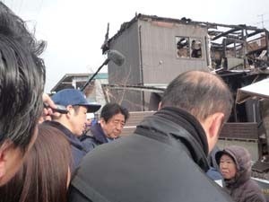 被災者を激励する安倍総理