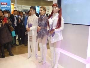 人だかりのアンドロイドと間違う人間