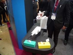 手の動きを遠隔操作で同時に動作を